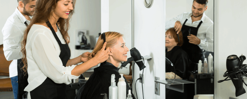 Estilista ajustando un corte asimétrico en un salón profesional