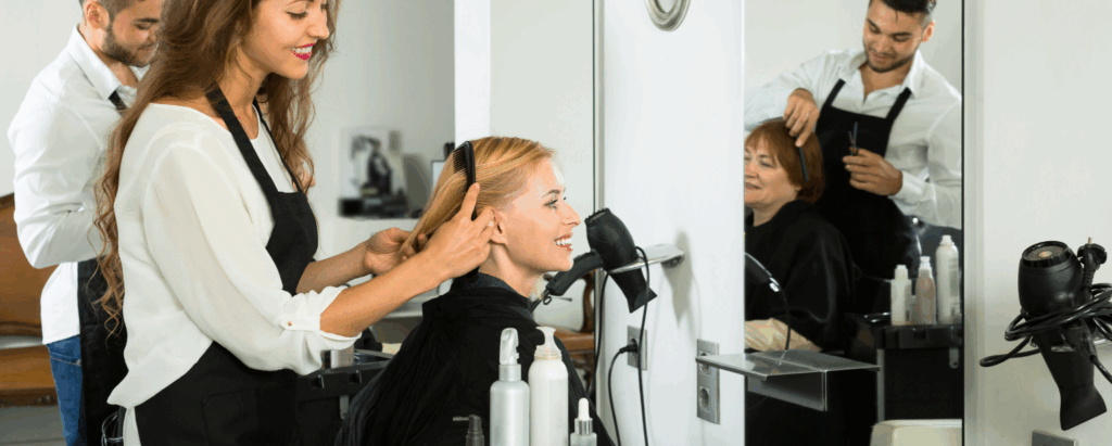 Estilista aplicando mechas finas a una clienta en un salón profesional